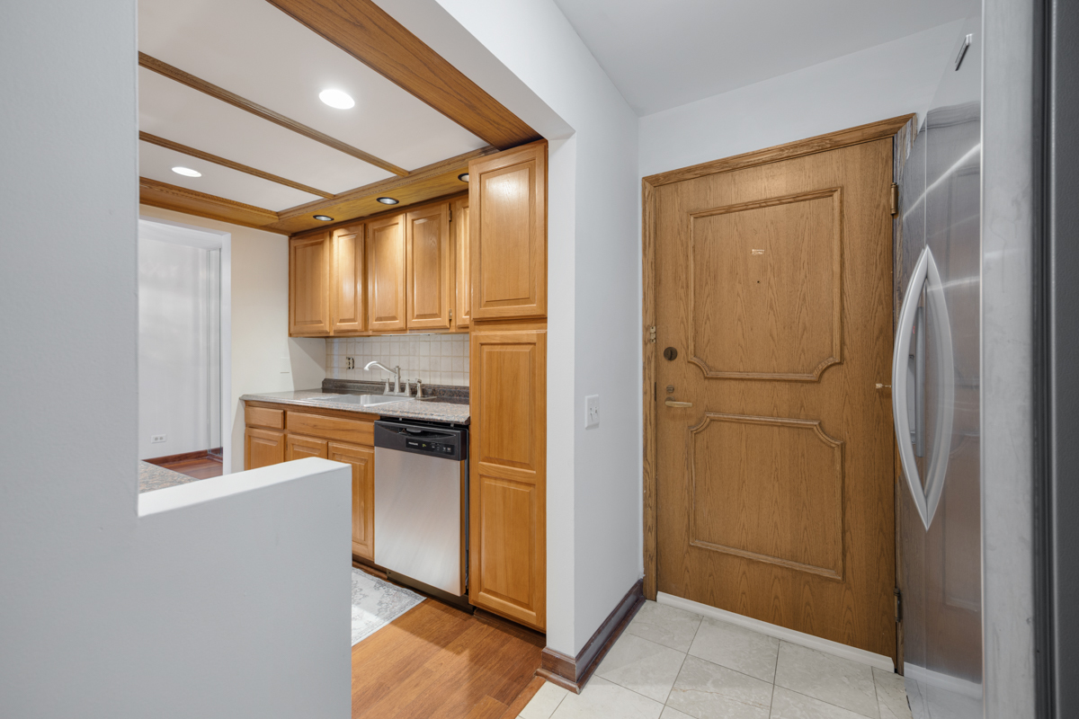 540 Biesterfield Road, Unit 305 Elk Grove Village, IL 60007 - Photo 4 of 25