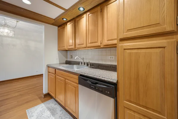 $257,900 | 540 Biesterfield Road, Unit 305, Elk Grove Village, IL 60007