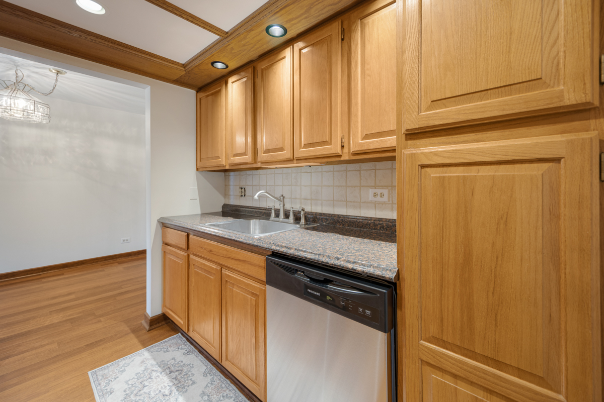 540 Biesterfield Road, Unit 305 Elk Grove Village, IL 60007 - Photo 5 of 25