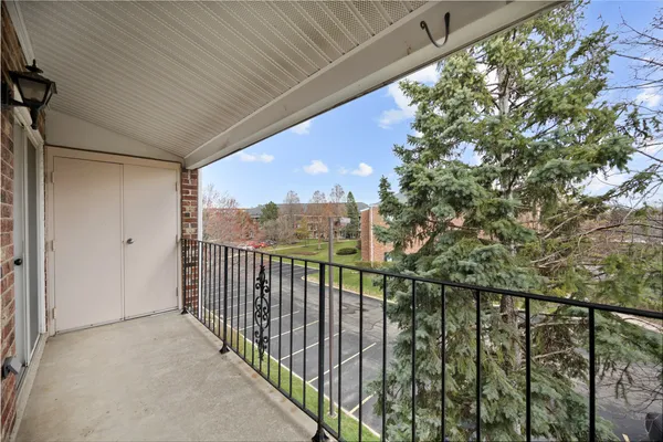 $257,900 | 540 Biesterfield Road, Unit 305, Elk Grove Village, IL 60007