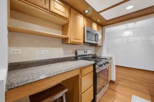$257,900 | 540 Biesterfield Road, Unit 305, Elk Grove Village, IL 60007
