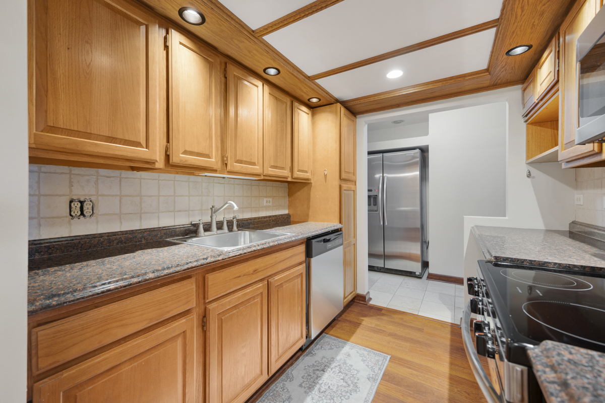 540 Biesterfield Road, Unit 305 Elk Grove Village, IL 60007 - Photo 10 of 25