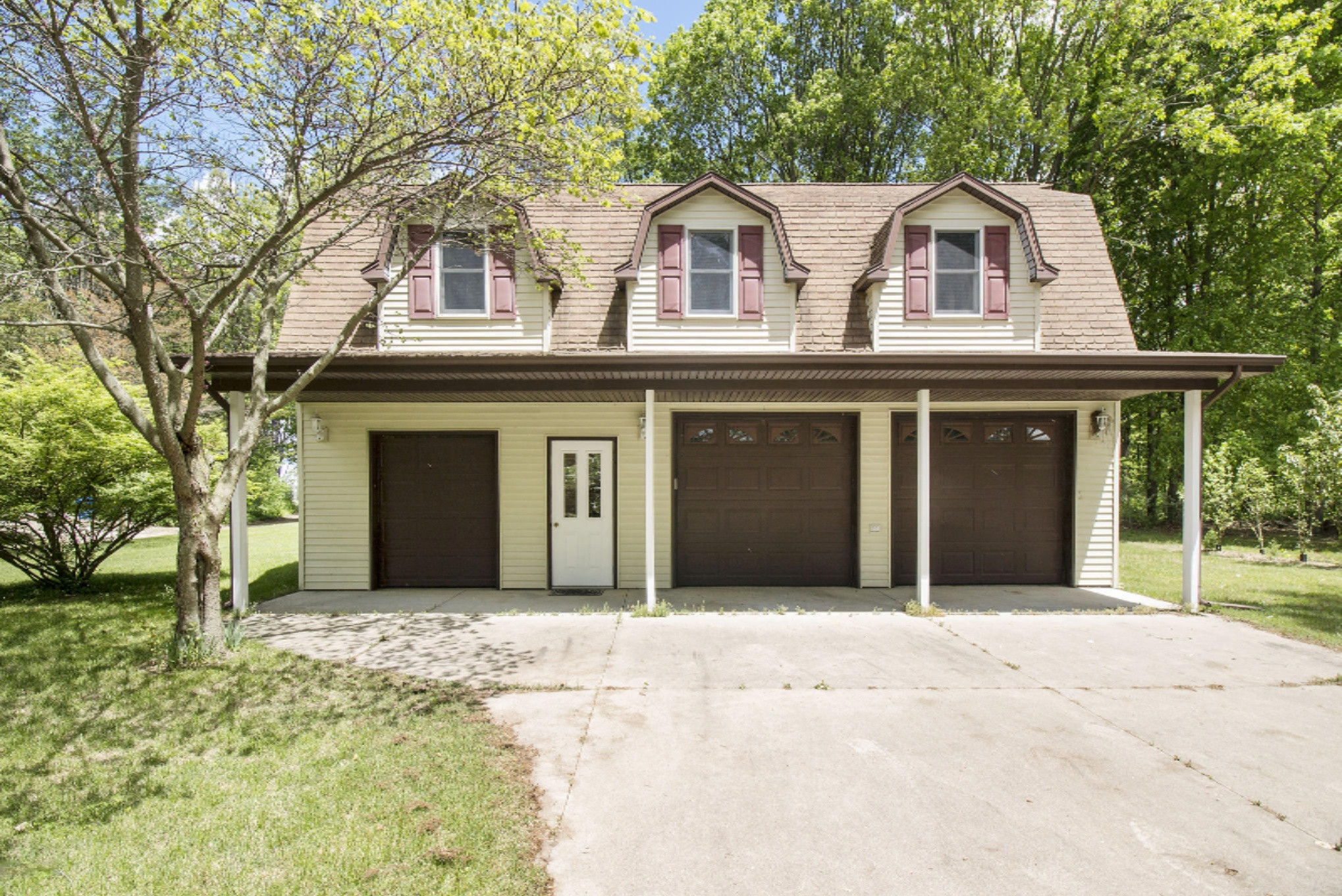 1962 Cooper Road Quincy, MI 49082 - Photo 4 of 31 3 Car Garage