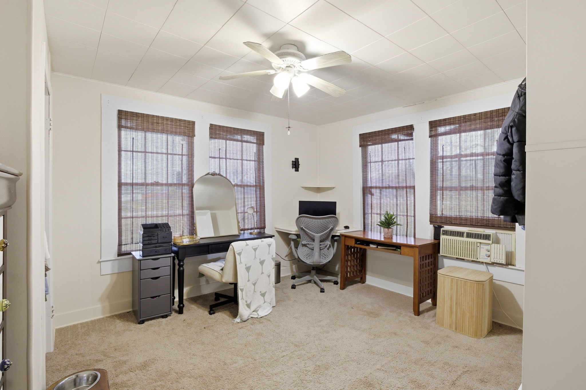 6902 Concord Road Beaumont, TX 77708 - Photo 14 of 18 a workspace with furniture