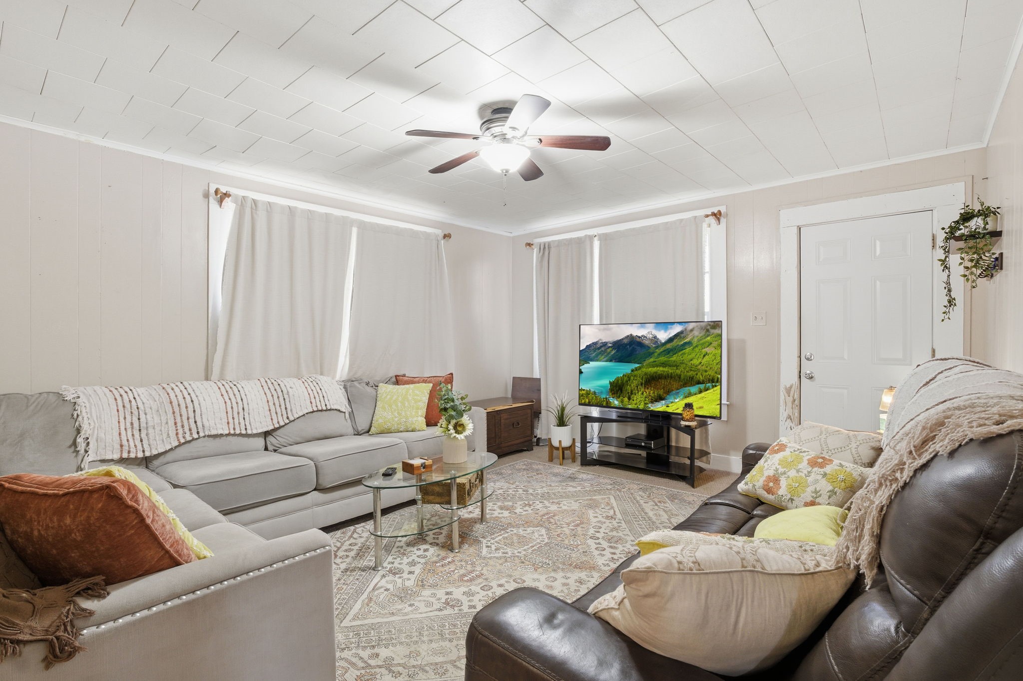 6902 Concord Road Beaumont, TX 77708 - Photo 4 of 18 a living room with furniture and a flat screen tv