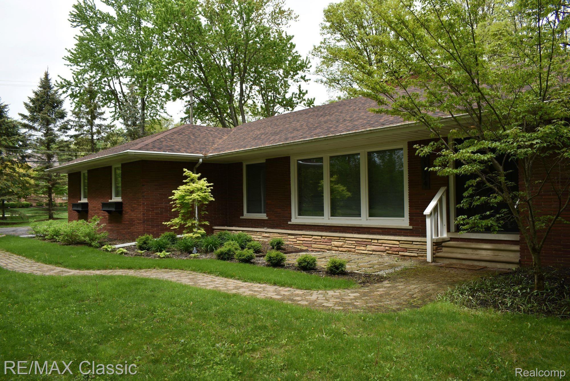 31974 Lahser Road Franklin, MI 48025 - Photo 30 of 40 Welcoming front entrance with patio for chairs.