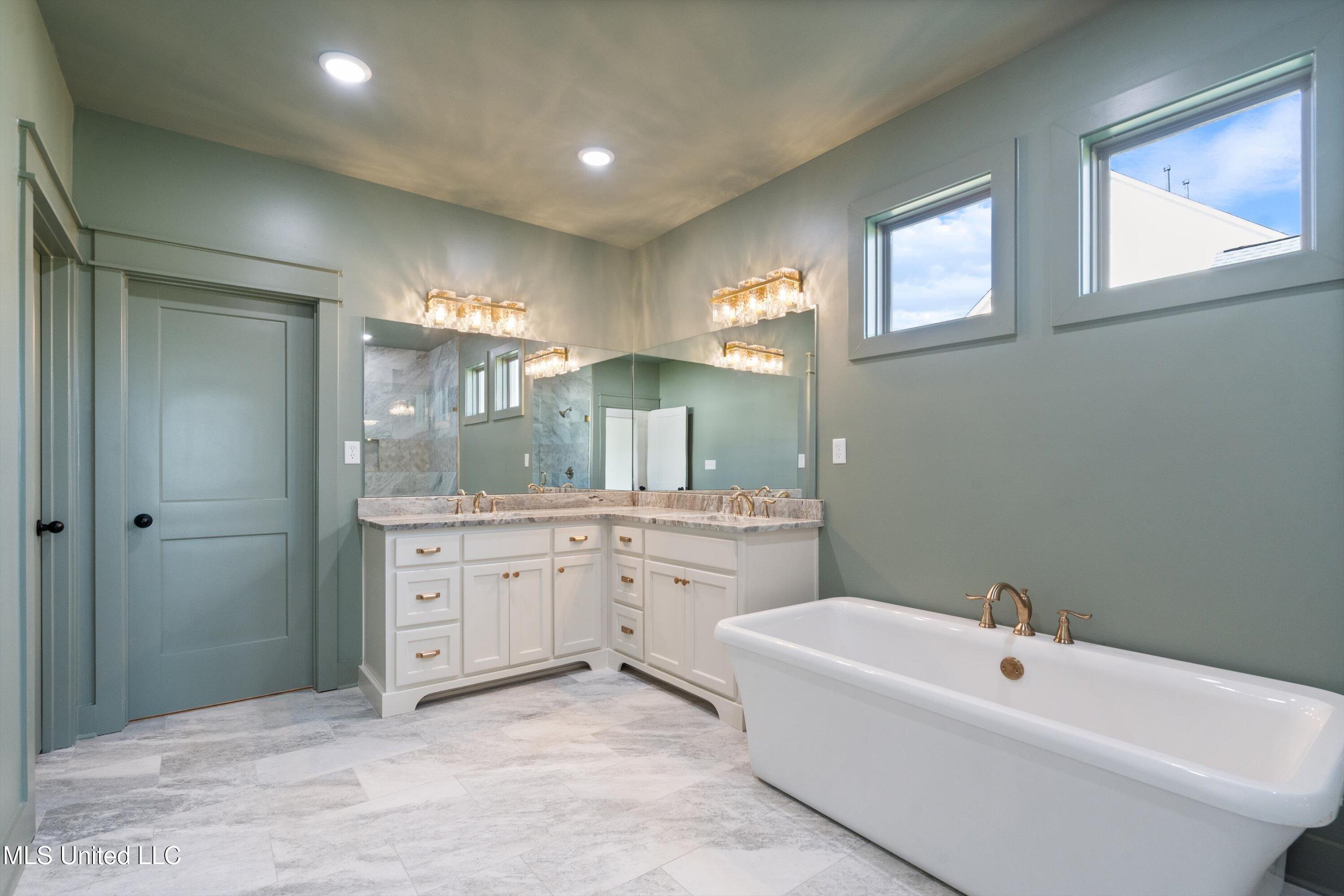 5452 Grayson Way Hernando, MS 38632 - Photo 18 of 31 Primary Bathroom b