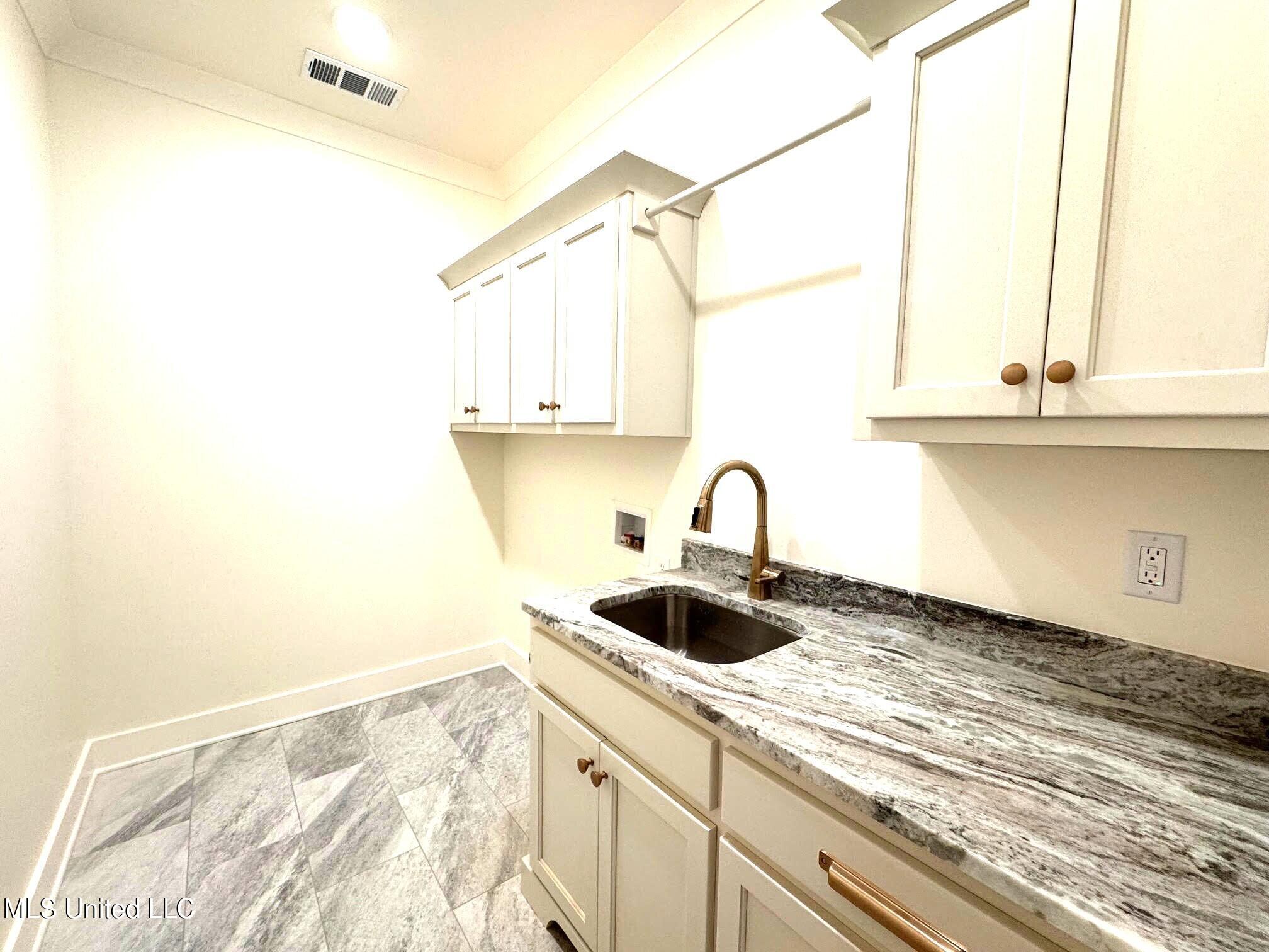 5452 Grayson Way Hernando, MS 38632 - Photo 22 of 31 Laundry Room