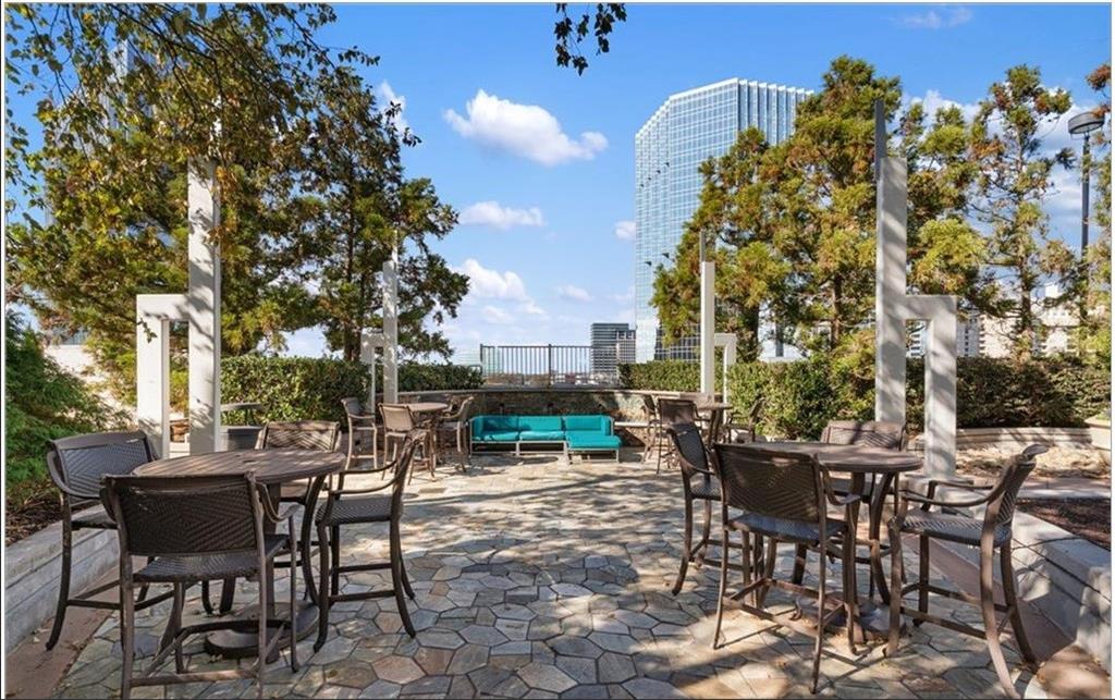 3324 Peachtree Road, Unit 2213 Atlanta, GA 30326 - Photo 41 of 42 a view of a patio with a table and chairs
