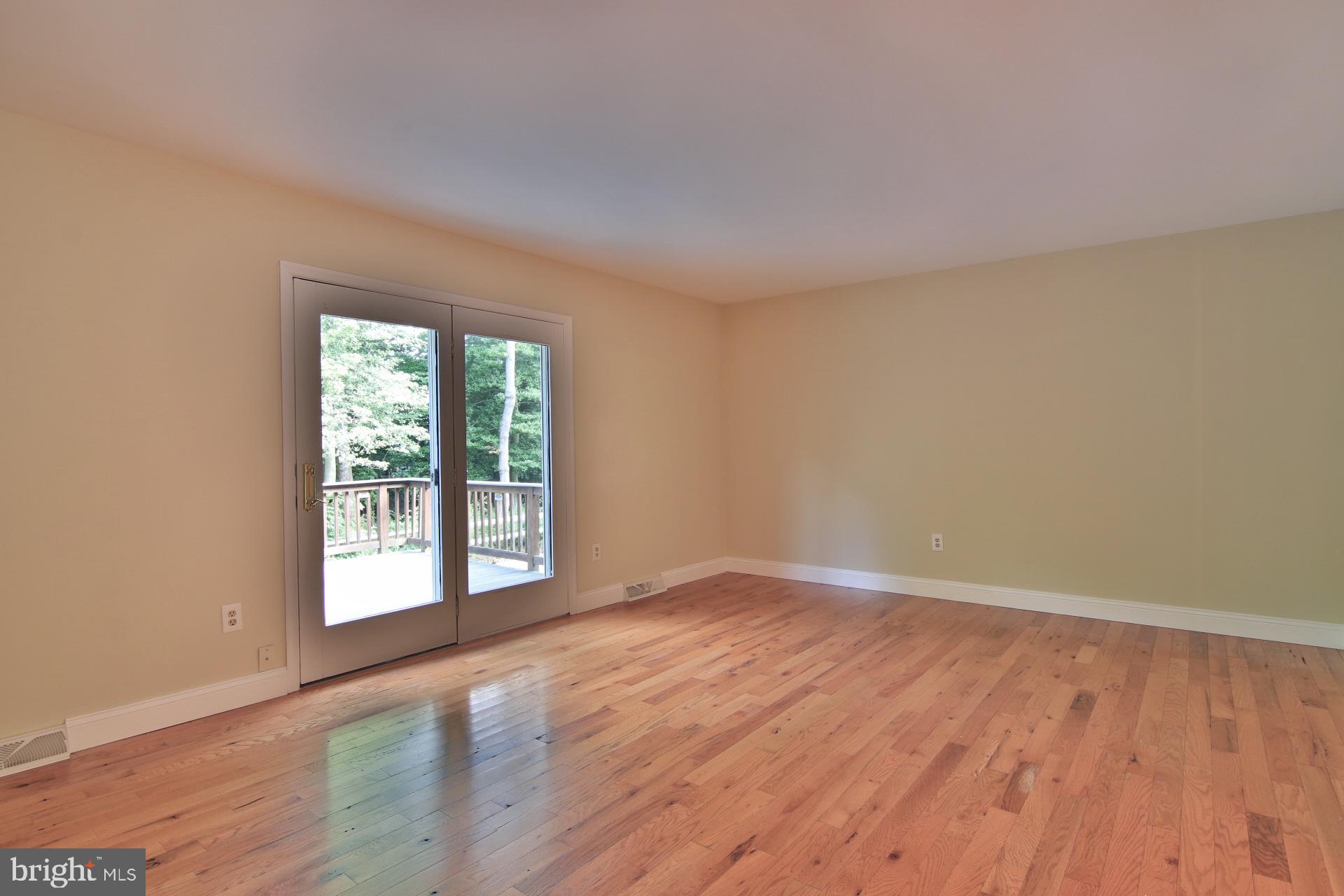 504 Andrew Hill Road Arnold, MD 21012 - Photo 3 of 37 Living Room