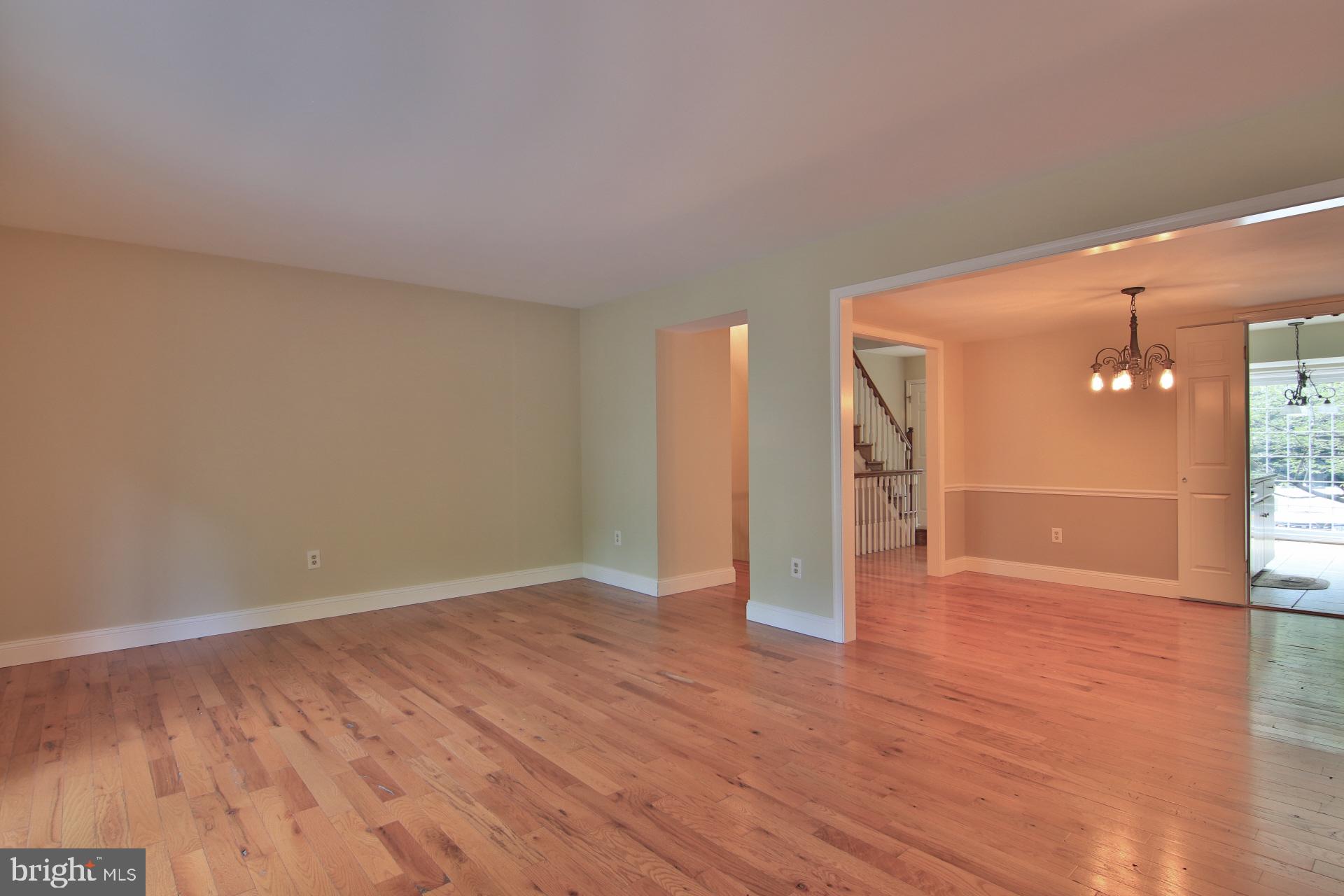504 Andrew Hill Road Arnold, MD 21012 - Photo 4 of 37 Living Room