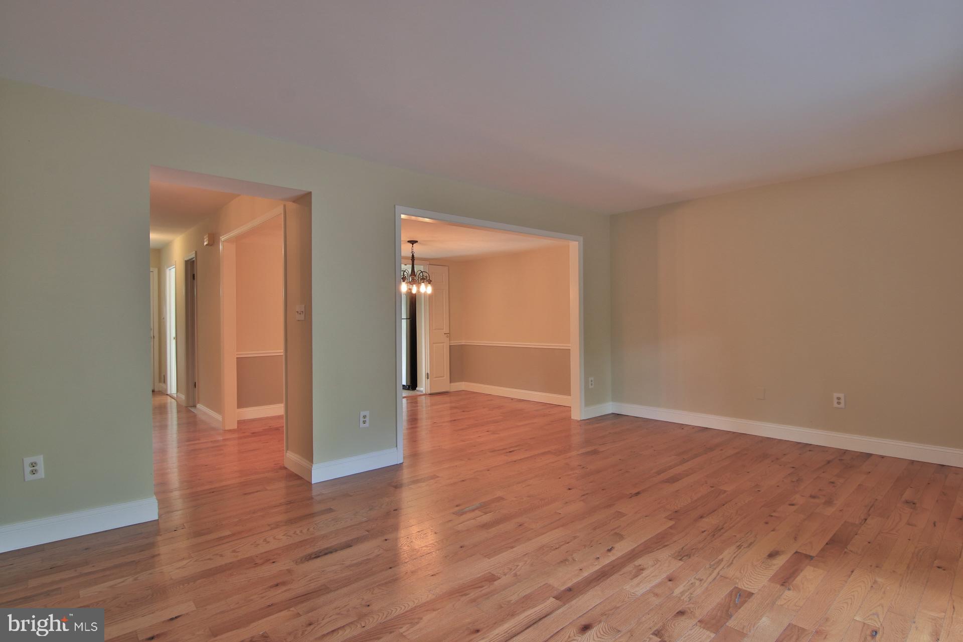 504 Andrew Hill Road Arnold, MD 21012 - Photo 5 of 37 Living Room