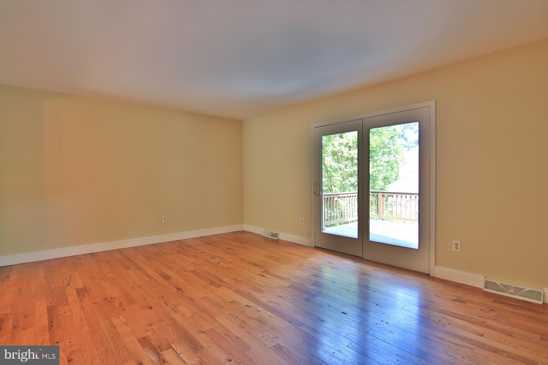 504 Andrew Hill Road Arnold, MD 21012 - Photo 6 of 37 Living Room