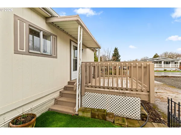 $94,500 | 1400 Candlelight Drive, Unit 208, Eugene, OR 97402