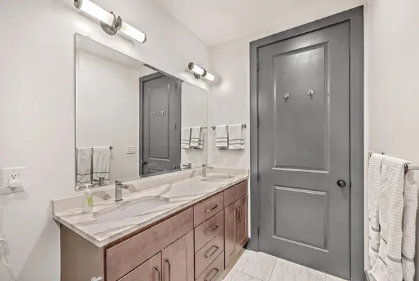 $5,300 | 5 Gadsdenboro Street, Unit 511, Charleston, SC 29401