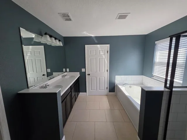 a view of a backyard