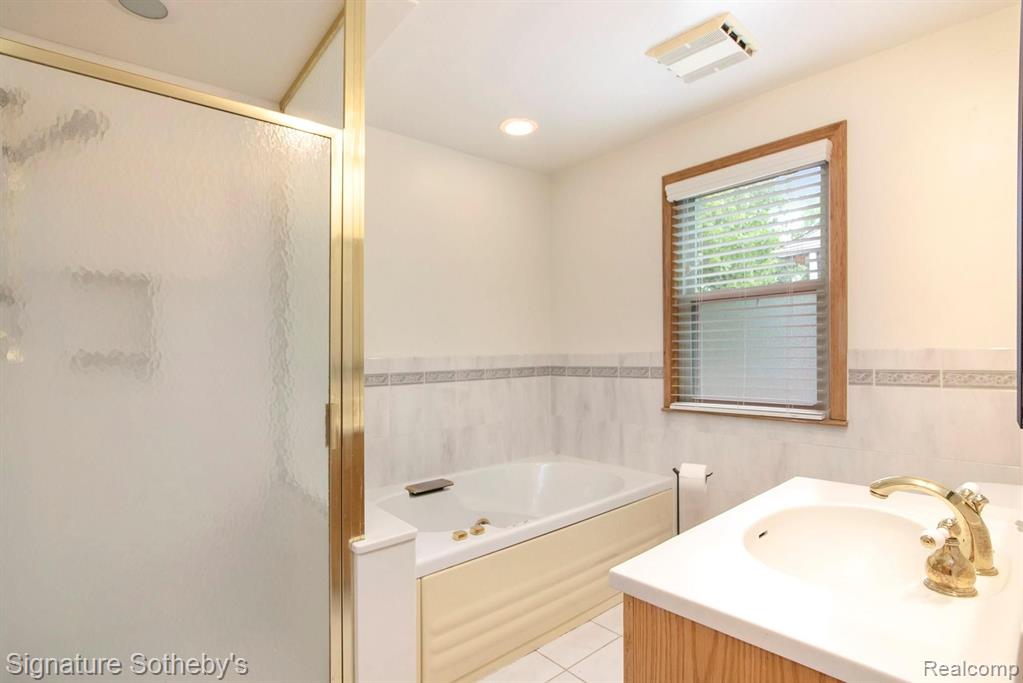 1964 Prestwick Road Grosse Pointe, MI 48236 - Photo 22 of 37
