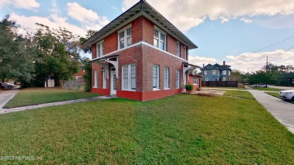 a view of a house with a yard