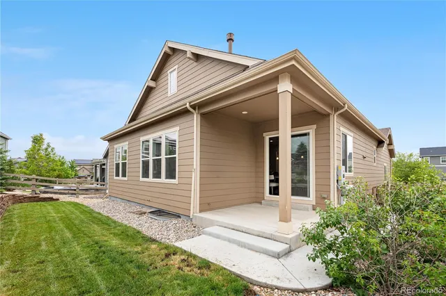 a view of house with a yard