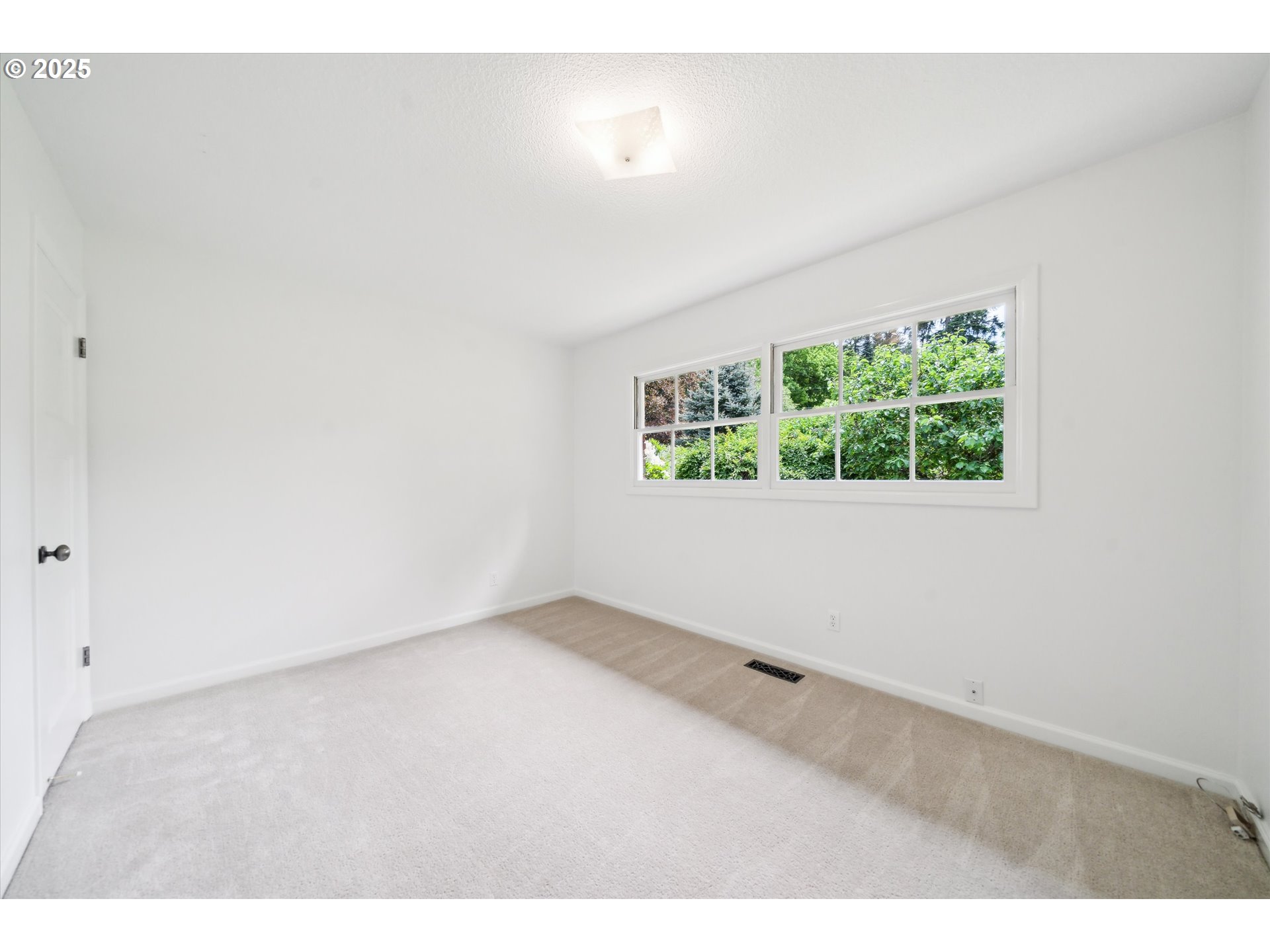 0501 South Riverside Street Portland, OR 97219 - Photo 27 of 45 an empty room with a window