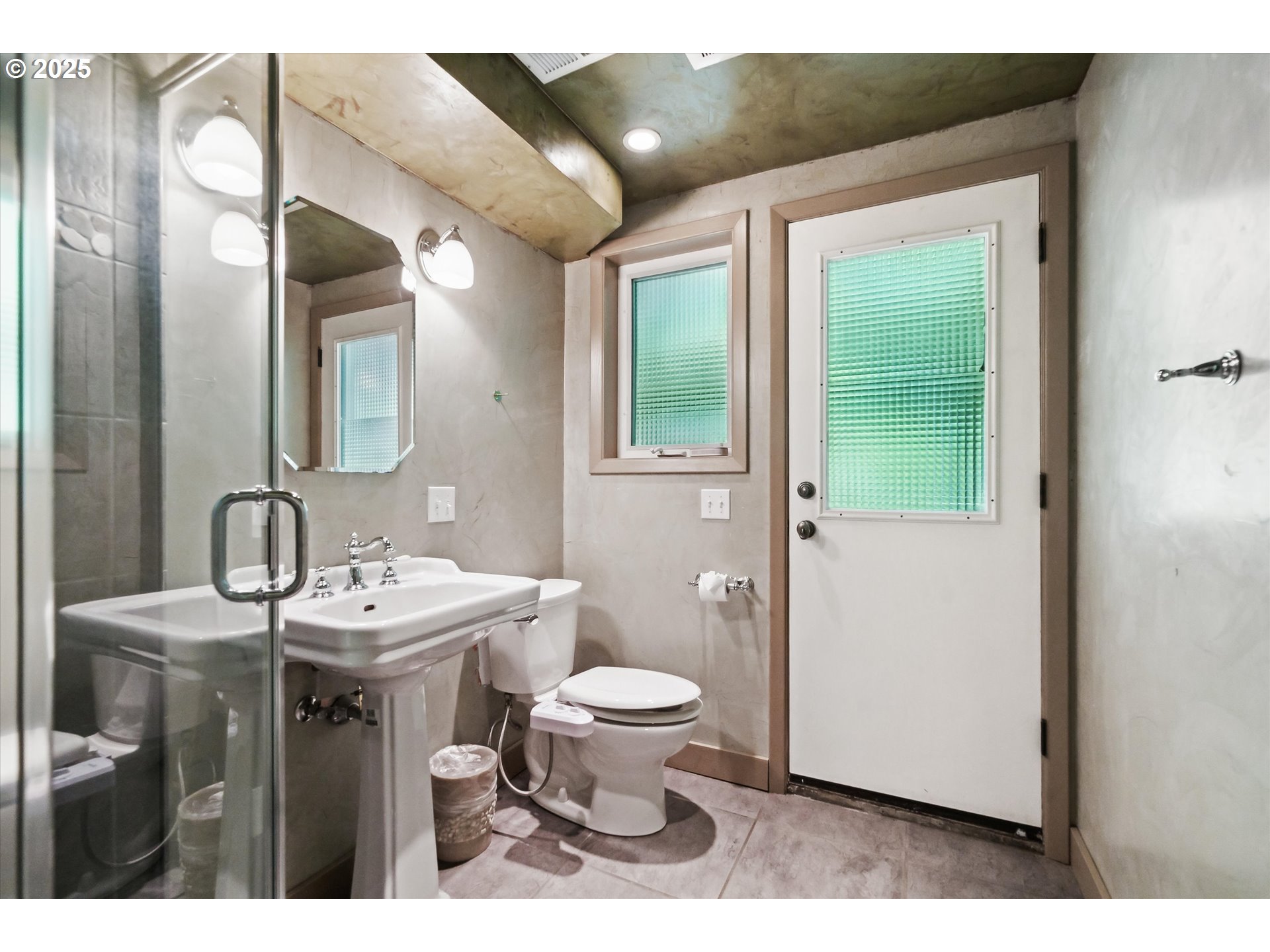 0501 South Riverside Street Portland, OR 97219 - Photo 34 of 45 a bathroom with a toilet sink and mirror
