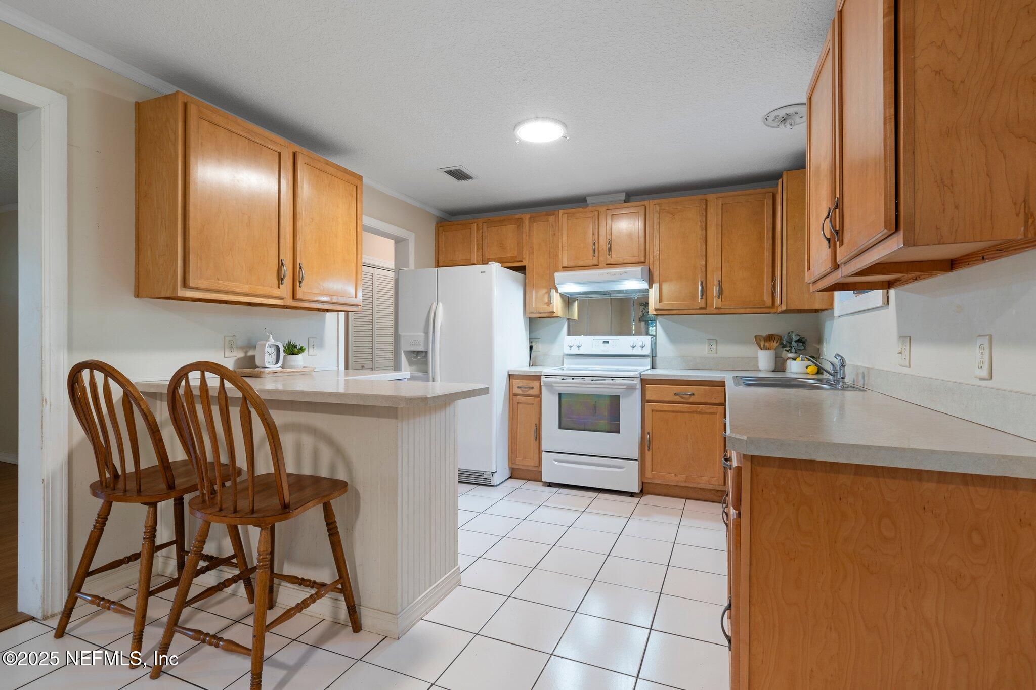 15723 Parete Road Jacksonville, FL 32218 - Photo 8 of 36 Kitchen with Breakfast Bar