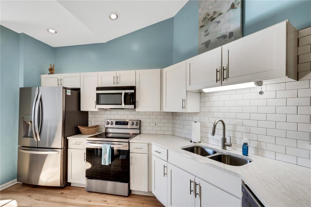 421 Enclave Place Lakeland, FL 33803 - Photo 6 of 58