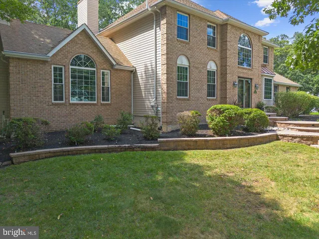 a view of a house with a yard and plants