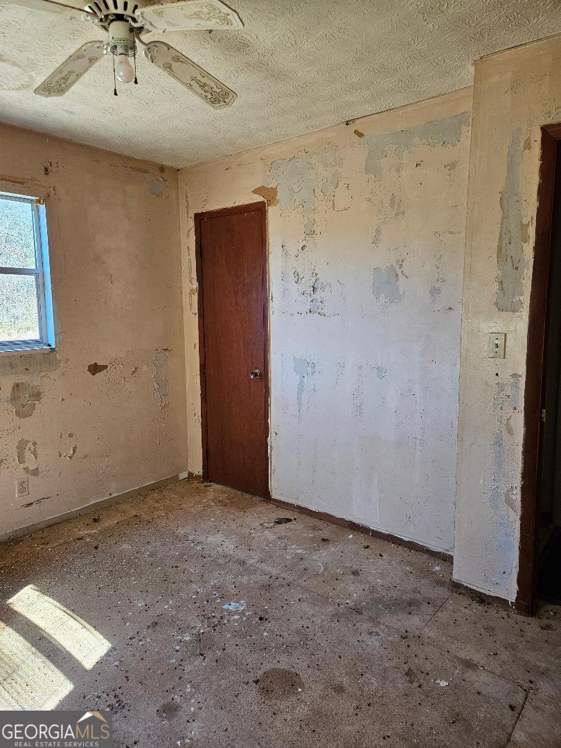 914 Chubbtown Road Cedartown, GA 30125 - Photo 3 of 11 an empty room with a ceiling fan and shower