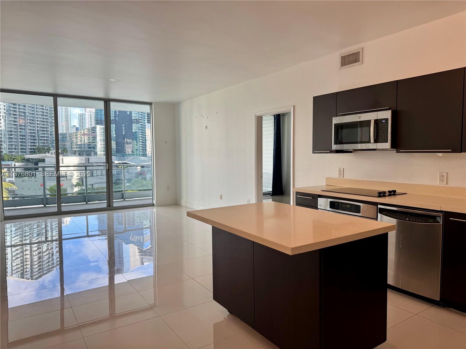 90 Southwest 3rd Street, Unit 1416 Miami, FL 33130 - Photo 5 of 31