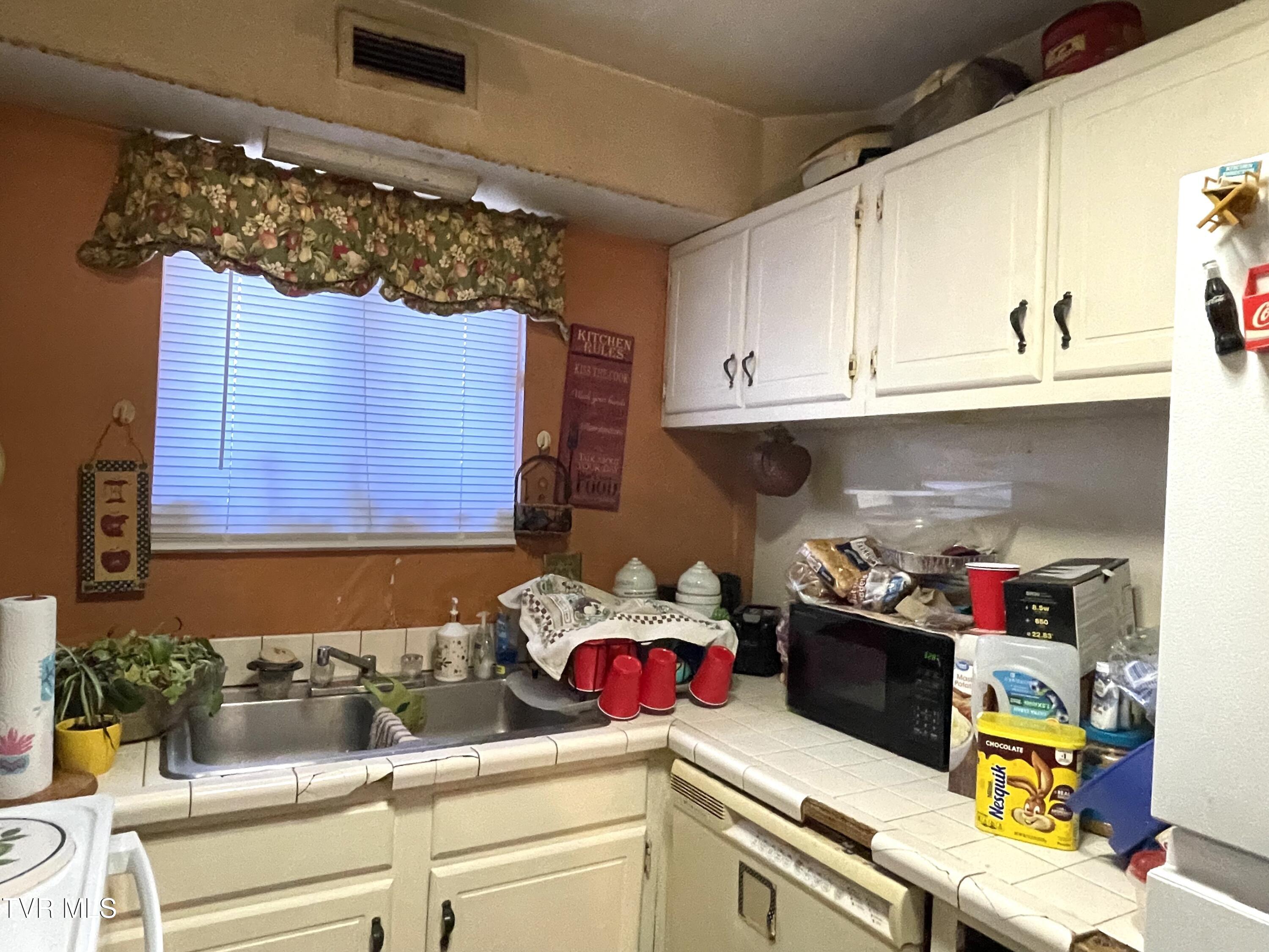 1225 Carriage Circle, Unit 101 Bristol, VA 24201 - Photo 9 of 13 IMG_4033