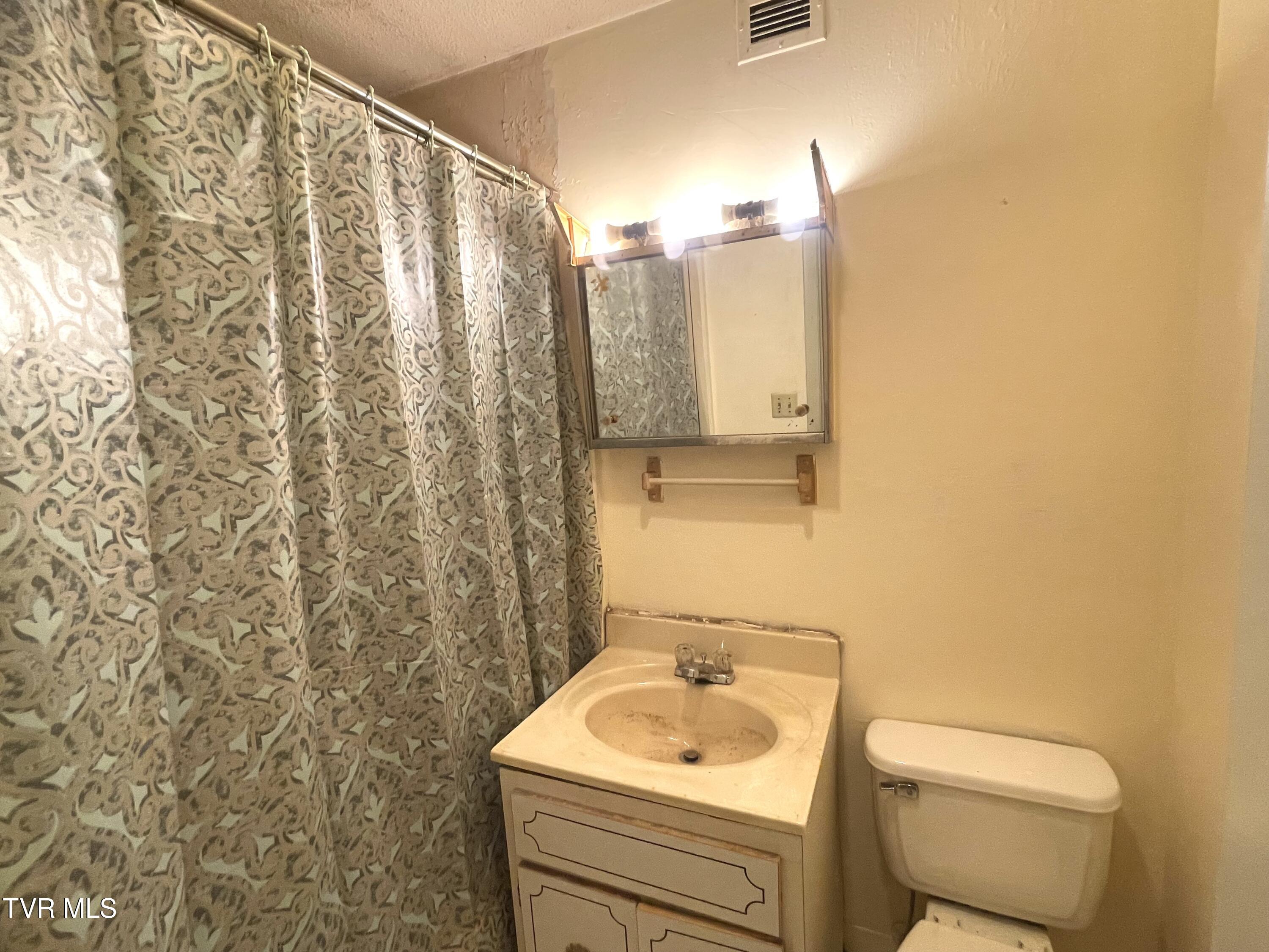 1225 Carriage Circle, Unit 101 Bristol, VA 24201 - Photo 10 of 13 IMG_4029