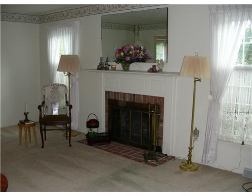 318 Windsor Ridge, Unit 16 New Castle, PA 16105 - Photo 4 of 14 Living Room.