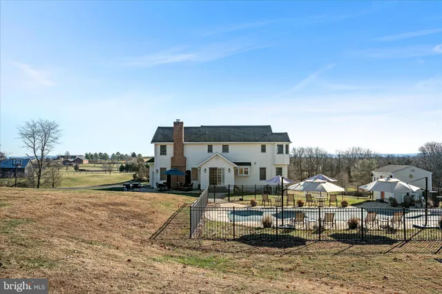 $899,900 | 136 Rose Hill Lane, Berryville, VA 22611