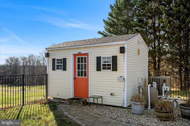 $899,900 | 136 Rose Hill Lane, Berryville, VA 22611