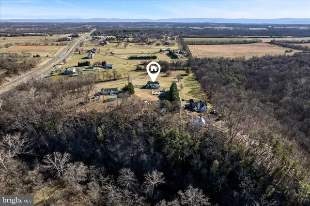 $899,900 | 136 Rose Hill Lane, Berryville, VA 22611