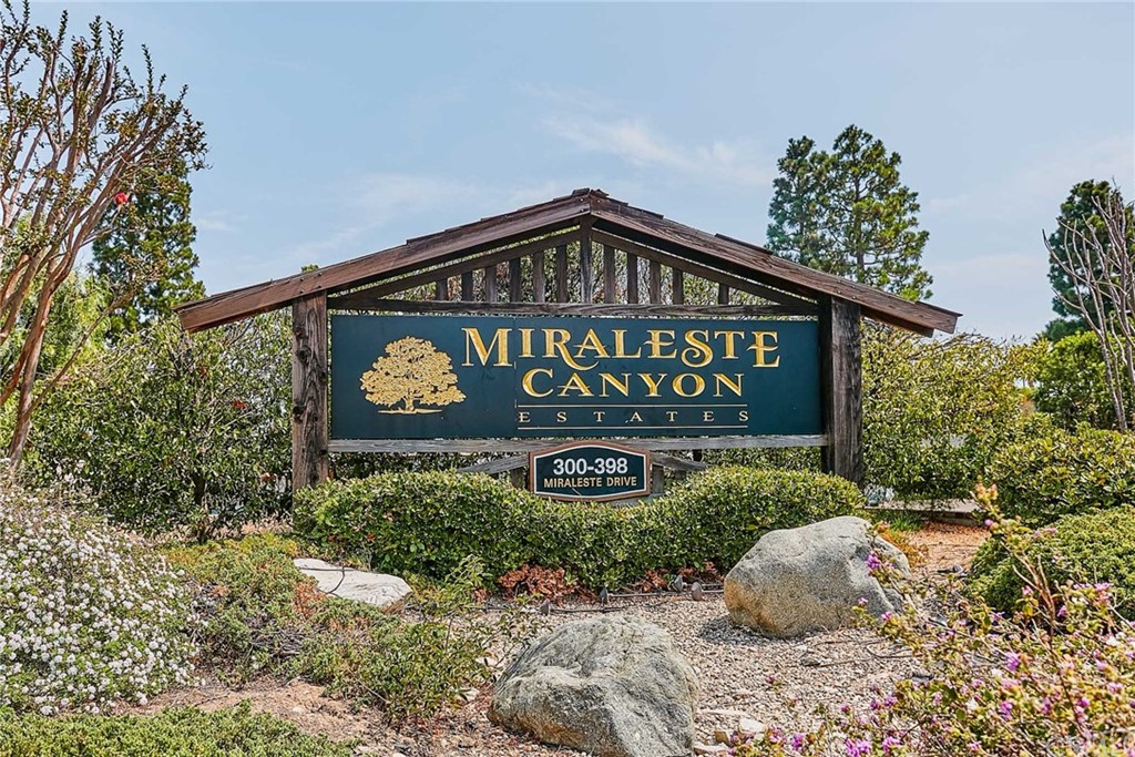 a sign that is sitting on a brick wall