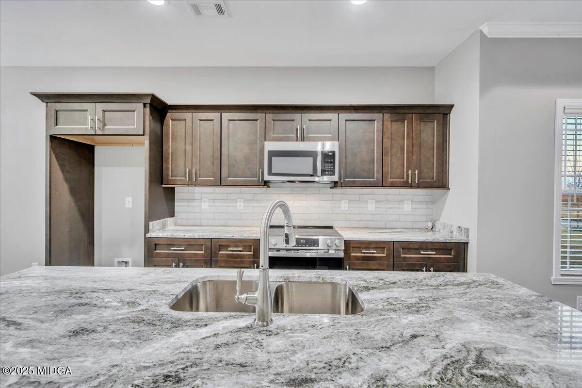 212 Eric Court Byron, GA 31008 - Photo 11 of 36 11 - Kitchen