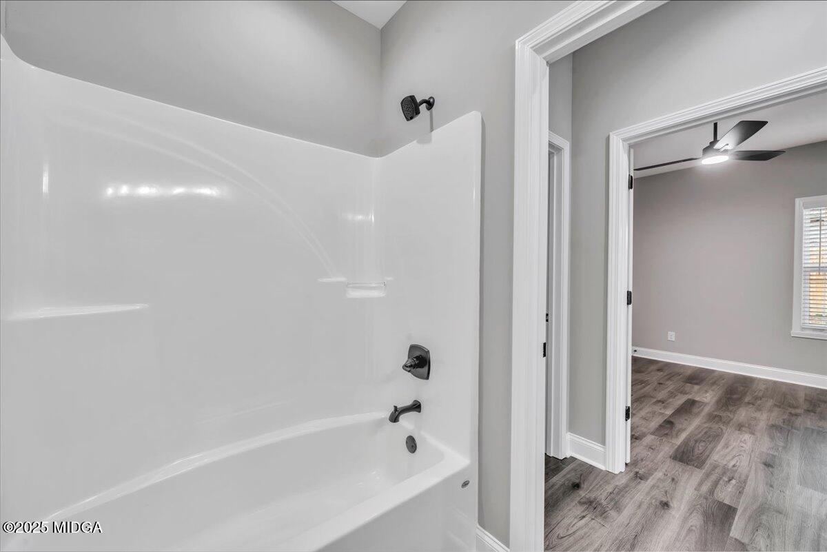 212 Eric Court Byron, GA 31008 - Photo 28 of 36 28 - Hall Bathroom