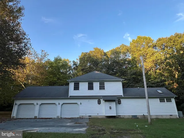 a view of a yard in front of a house with large tree