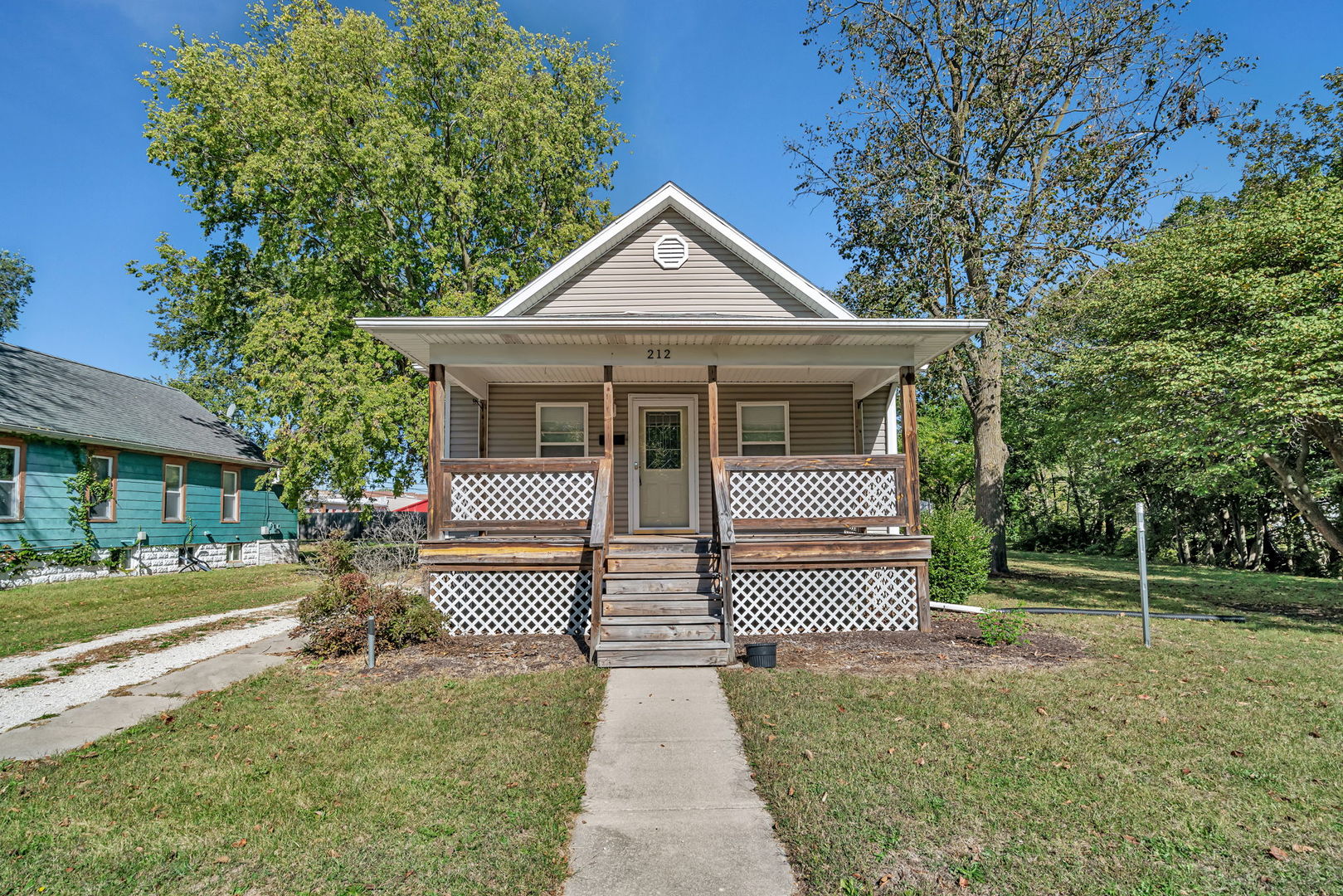 a view of a house with a yard