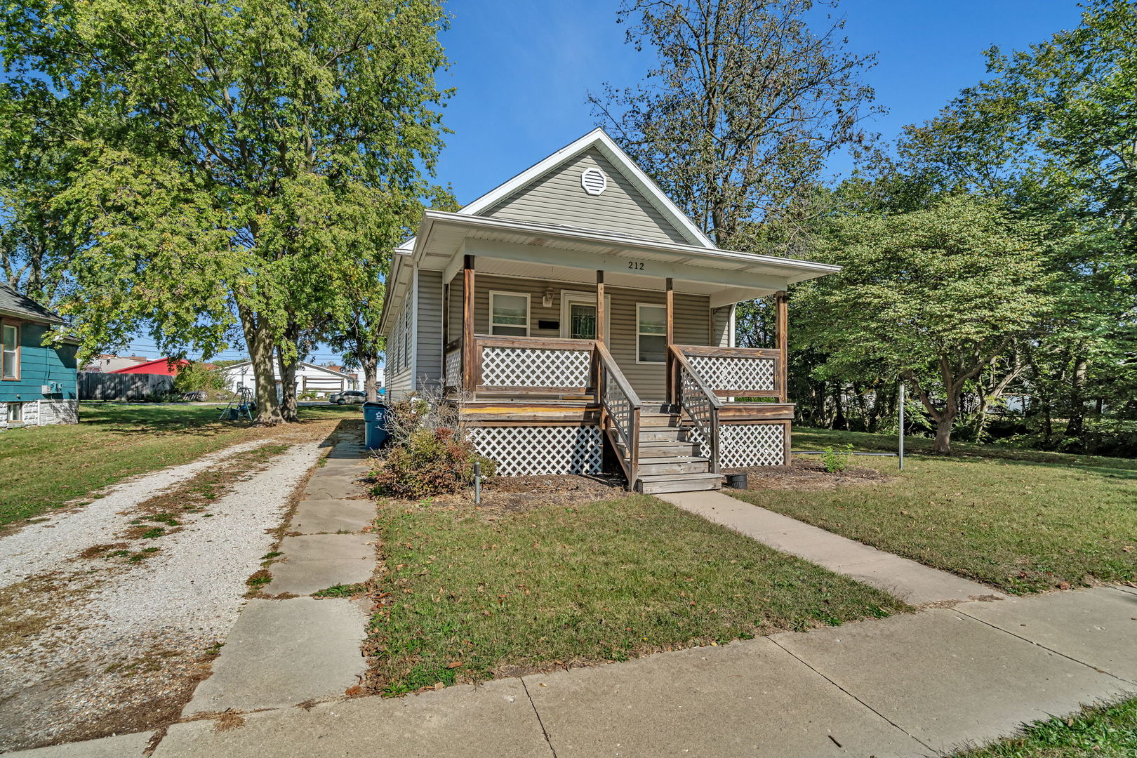 212 East Chippewa Street Dwight, IL 60420 - Photo 20 of 32 a front view of a house with a yard