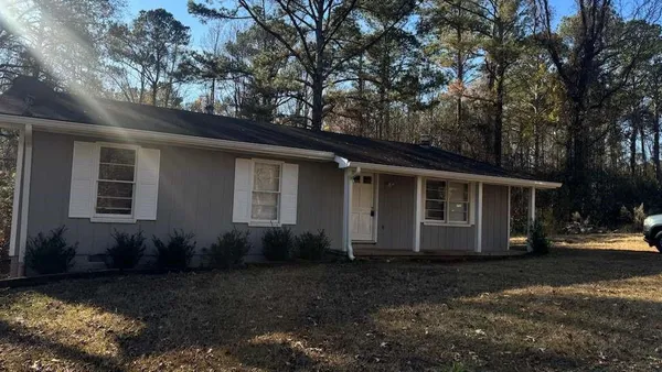 a view of a house with backyard and garden