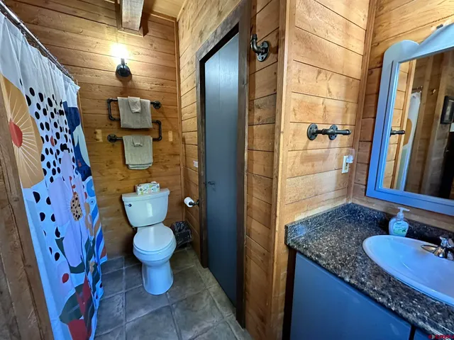 a view of a yard with plants