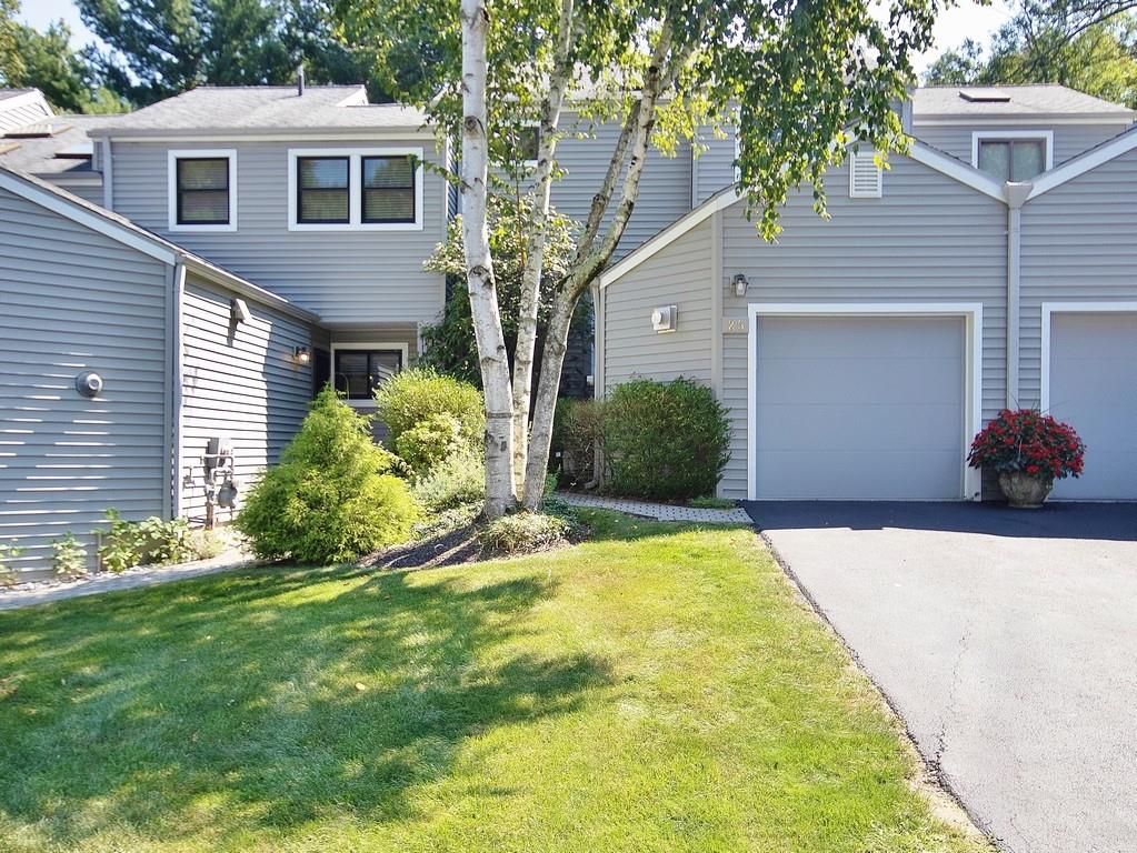 a view of a house with back yard