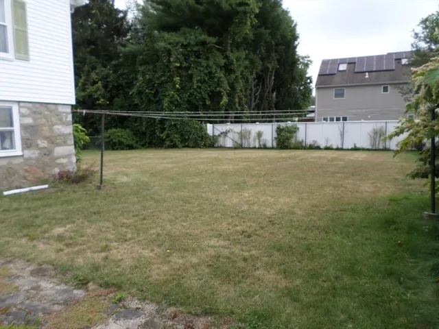 a view of a backyard