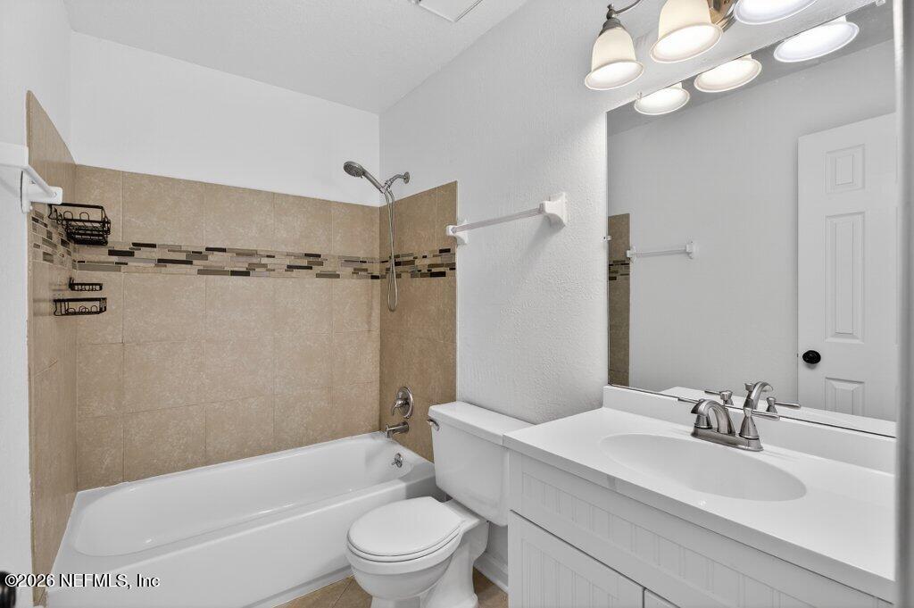 3801 Crown Point Road, Unit 2072 Jacksonville, FL 32257 - Photo 26 of 38 a bathroom with a sink a toilet and bathtub