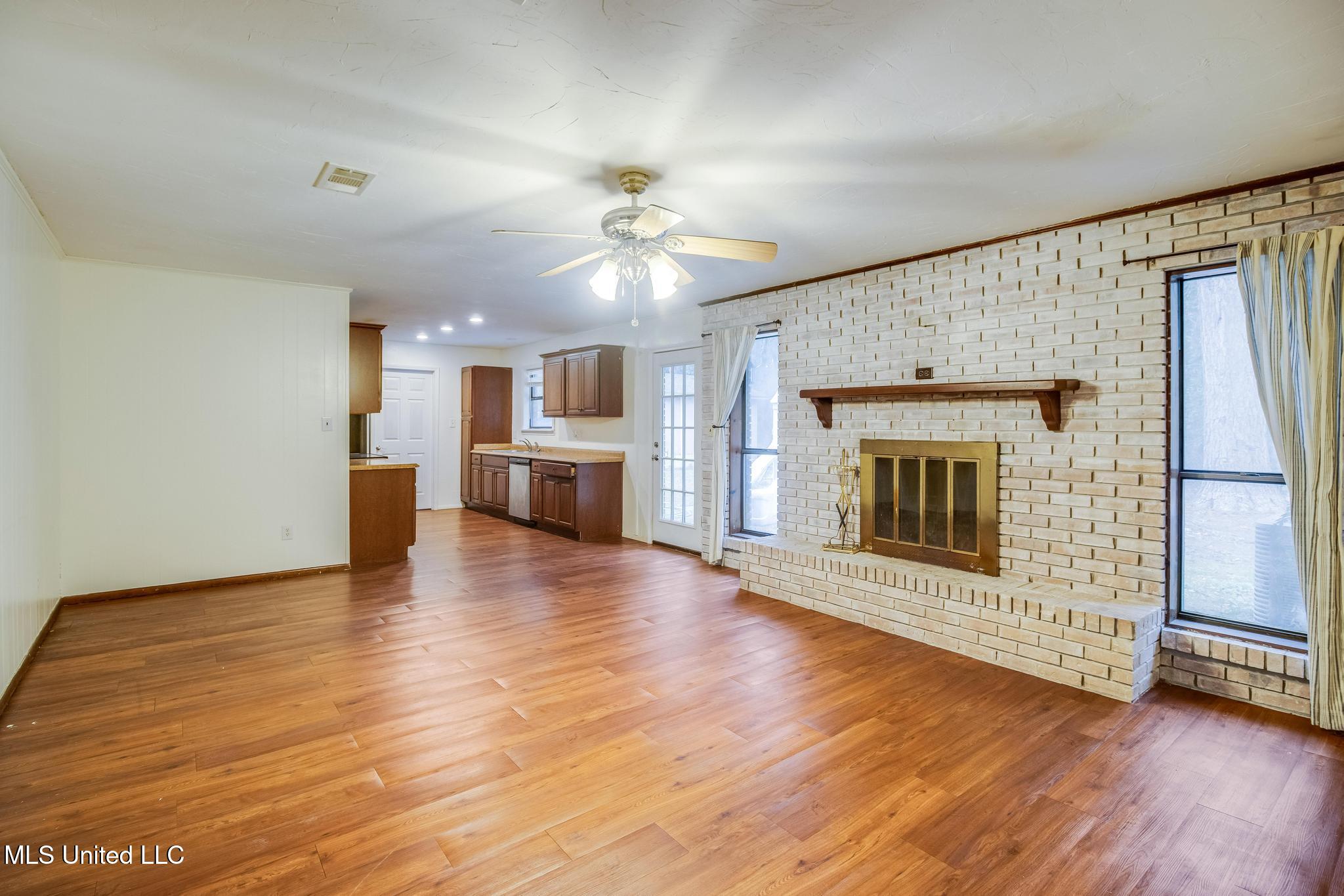 10428 Riverbend Circle Moss Point, MS 39562 - Photo 3 of 19 IMG_5057-2