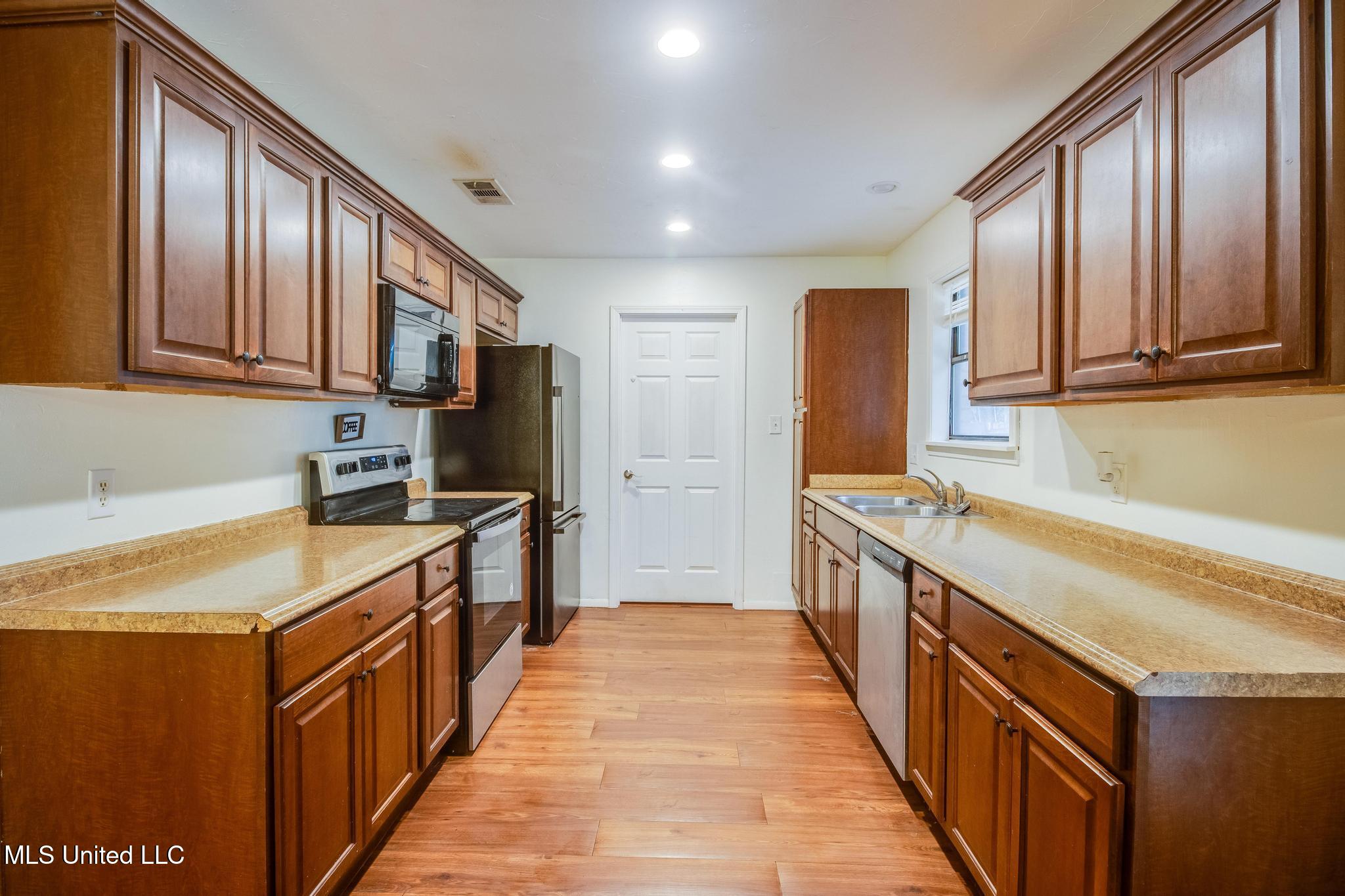 10428 Riverbend Circle Moss Point, MS 39562 - Photo 5 of 19 IMG_5060