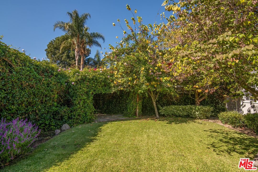 11144 Valley Spring Place Studio City, CA 91602 - Photo 33 of 36 a view of a backyard